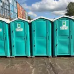 Grüne Kabinen in Reihe (Rücken)