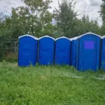 Blaue Kabinen auf einer grünen Wiese