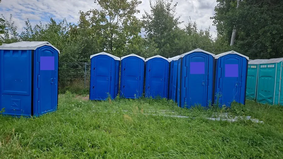 Blaue Kabinen auf einer grünen Wiese