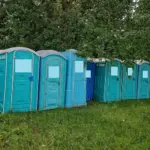 Türkise Kabinen auf einer grünen Wiese