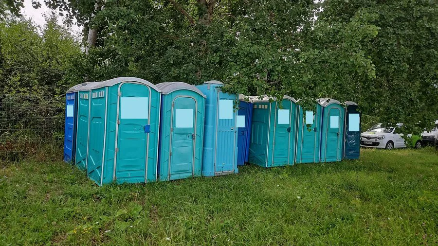 Türkise Kabinen auf einer grünen Wiese